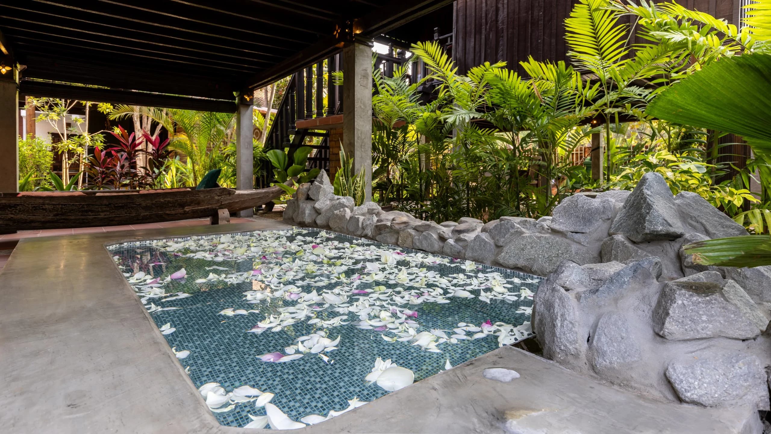 Wooden Family Villa 2 beds– Private Jacuzzi
